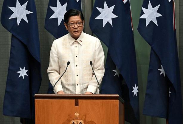 菲总统府前被烧出一片火海，马科斯下落不明，菲全国超20城全乱了。

9月21日清