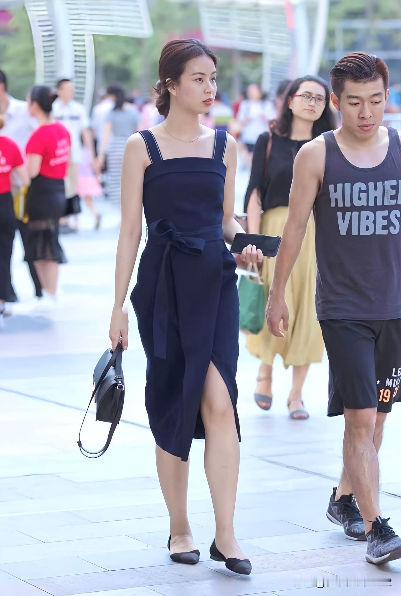 都市时尚穿搭，简约优雅，自信满满