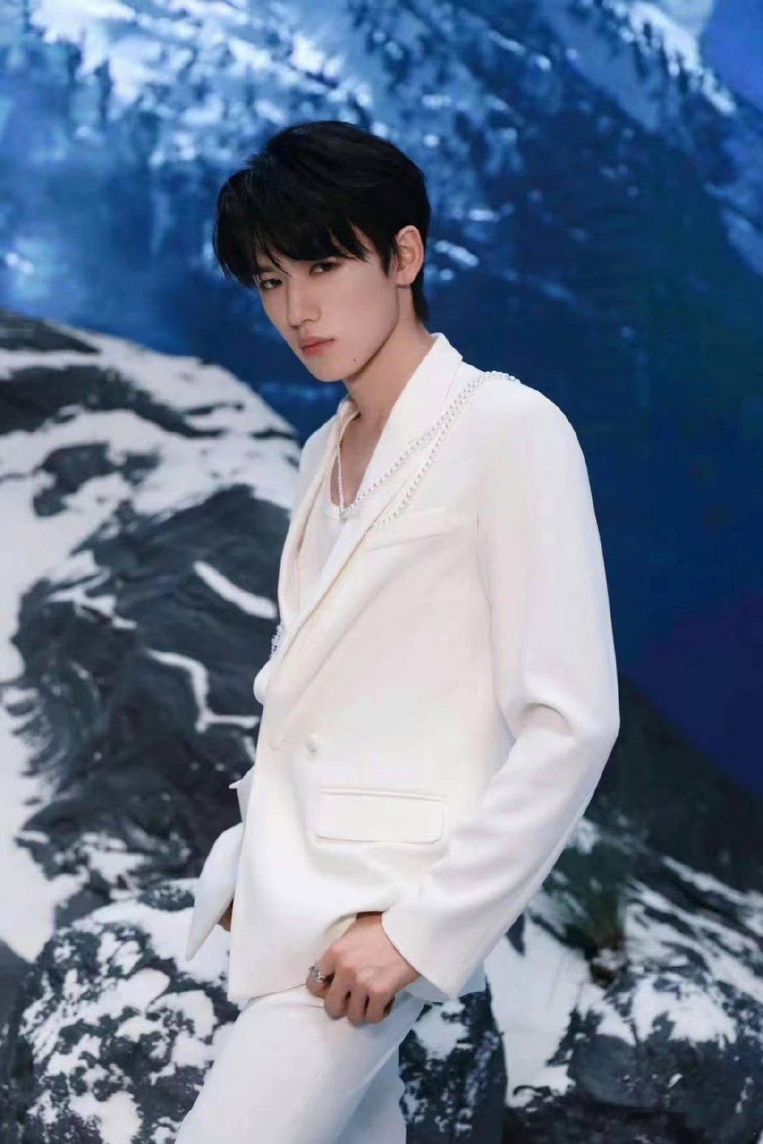 这个亚轩一直挑衅我谁懂啊！宋亚轩小时候跳《咆哮》，那股子 “脆爷” 劲儿，感觉下