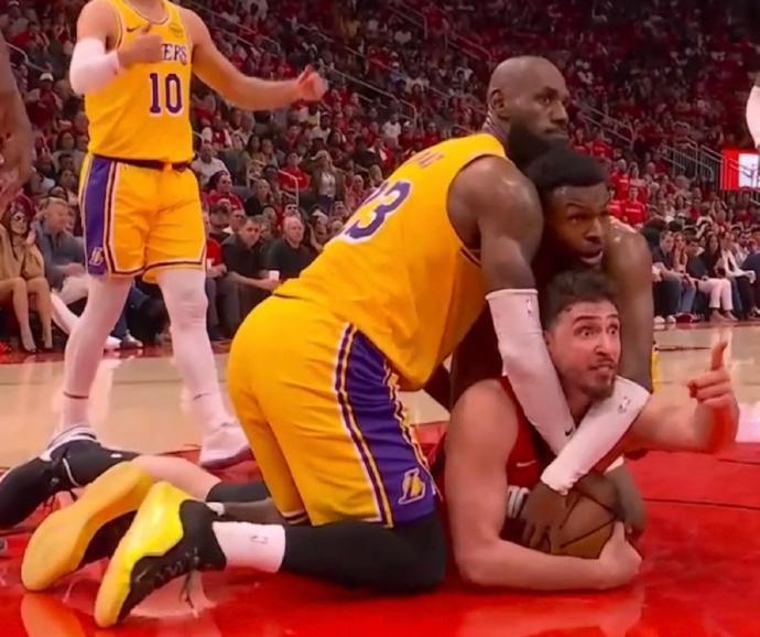 “父子同心，其力断京”

G3这场比赛，詹姆斯倒地抢球的画面可太多了，这也是他下