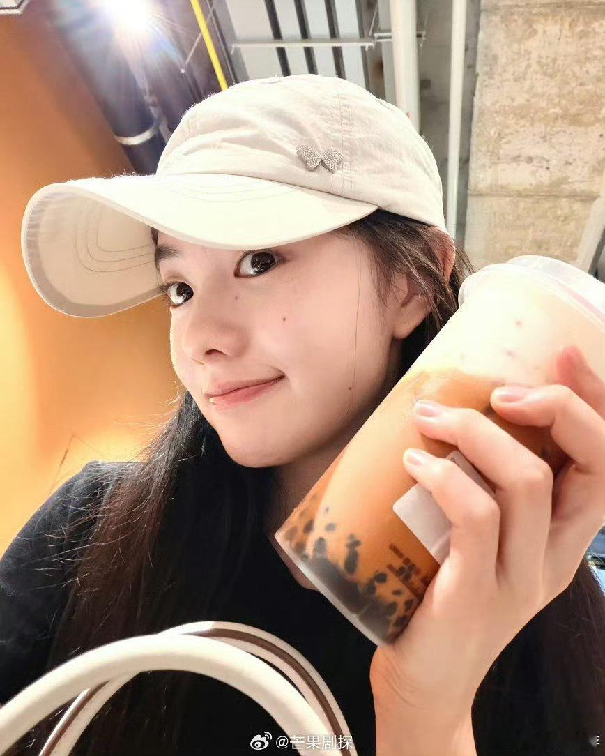 刘浩存蝴蝶结棒球帽刘浩存素颜捧奶茶自拍 邻家妹妹即视感，戴着蝴蝶结棒球帽，好乖 