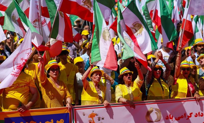 伊朗政权更迭影响可不小。从经济上看，伊朗国内本就经济不佳，里亚尔贬值超99%，通