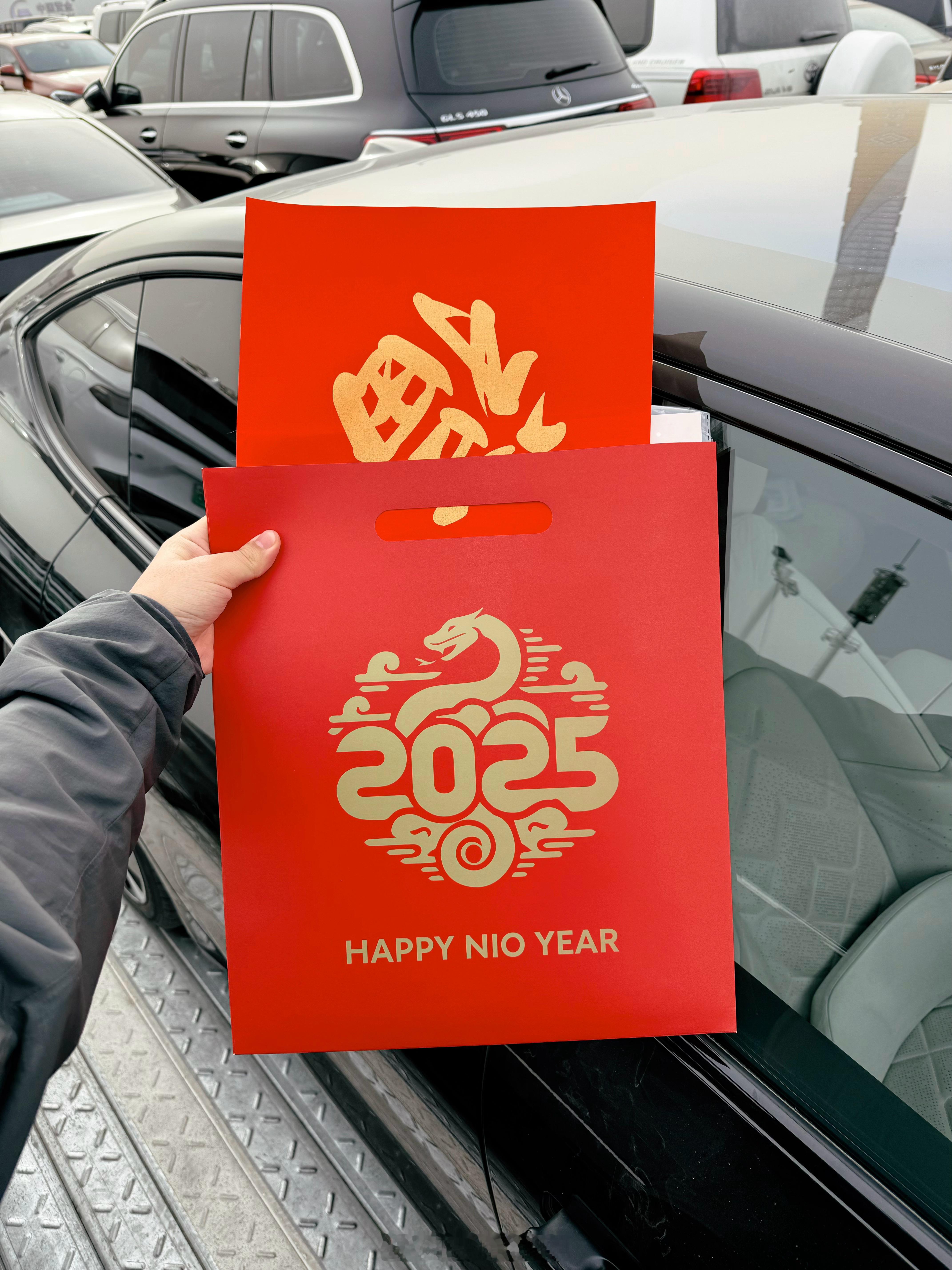昨天去修蔚来 ET7 的时候，服务中心还给车上放了一套新年春联套装[哆啦A梦吃惊