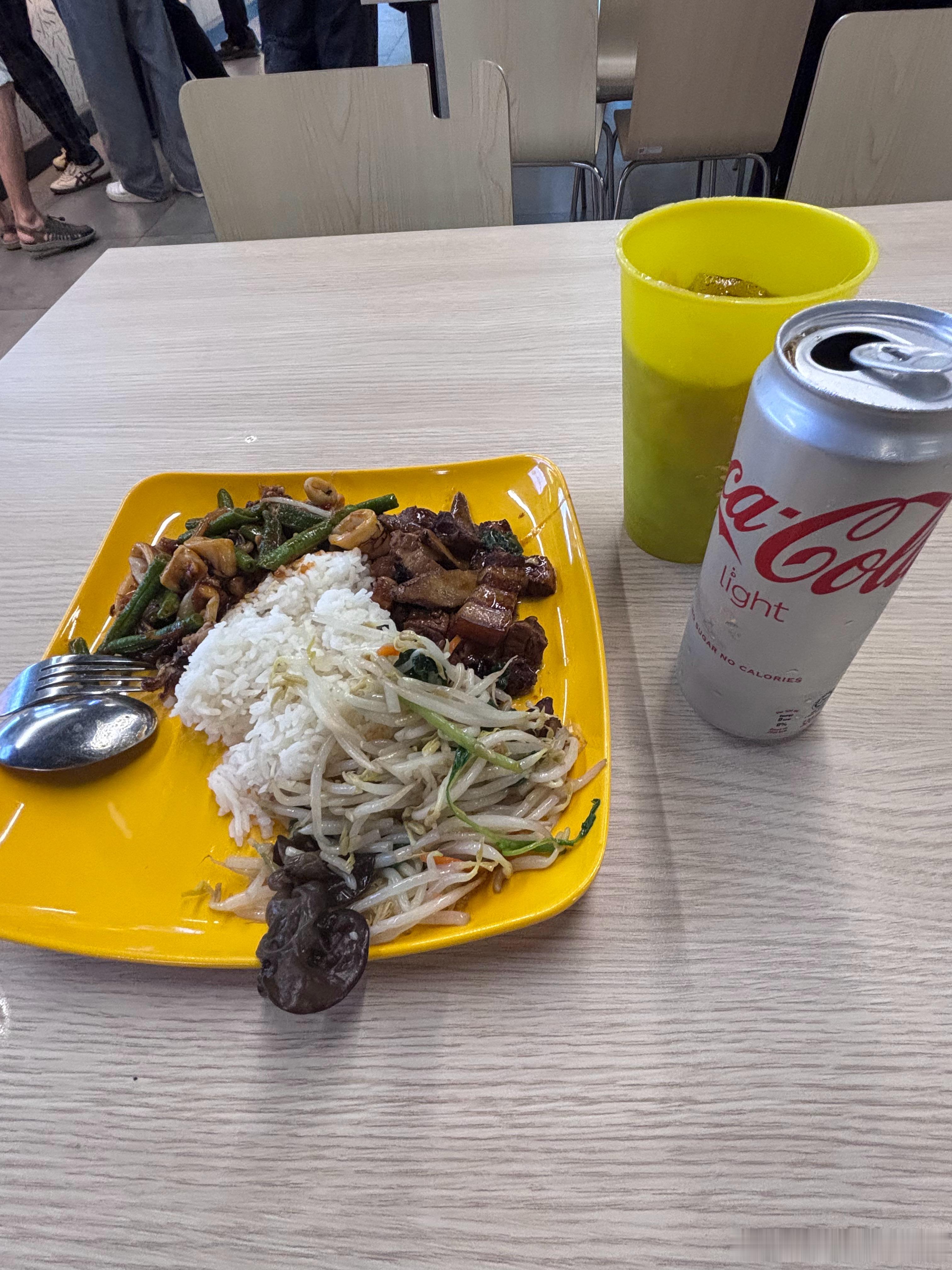 中午骑行到新加坡理工大学，去学校食阁吃个菜饭，两荤一素，一杯可乐花了8.5新币，