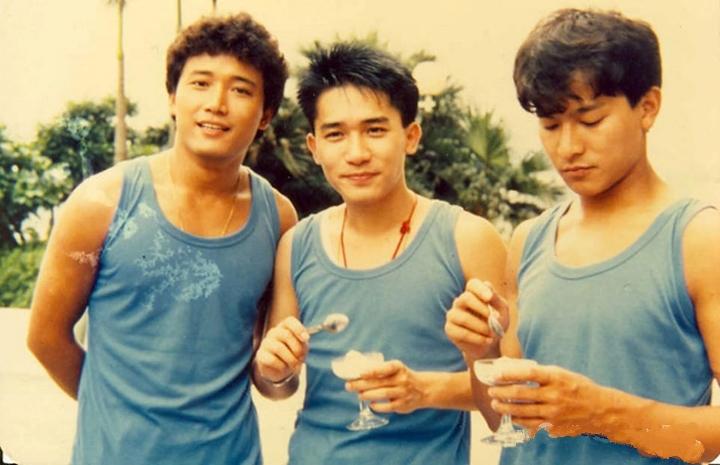 三位香港演员年轻时的合影，你能认出他们吗！有的可是天王级的哟，说出你的答案吧。