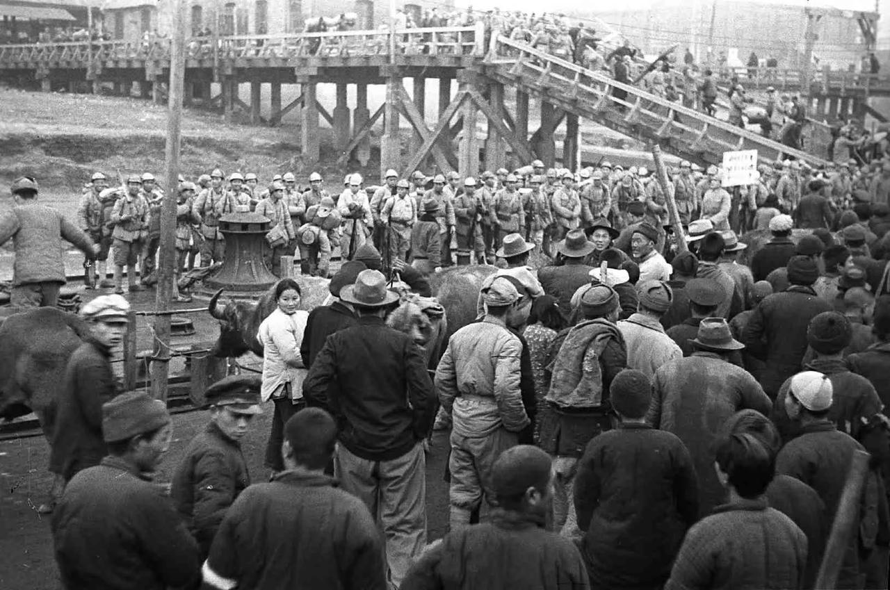 准备从浦口坐船去南京的部队与难民，1949年摄。 ​​​