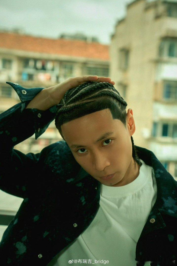 布瑞吉可塑性布瑞吉的权威我后知后觉 轻松驾驭多元表演风格，不论氛围热烈还是柔和，