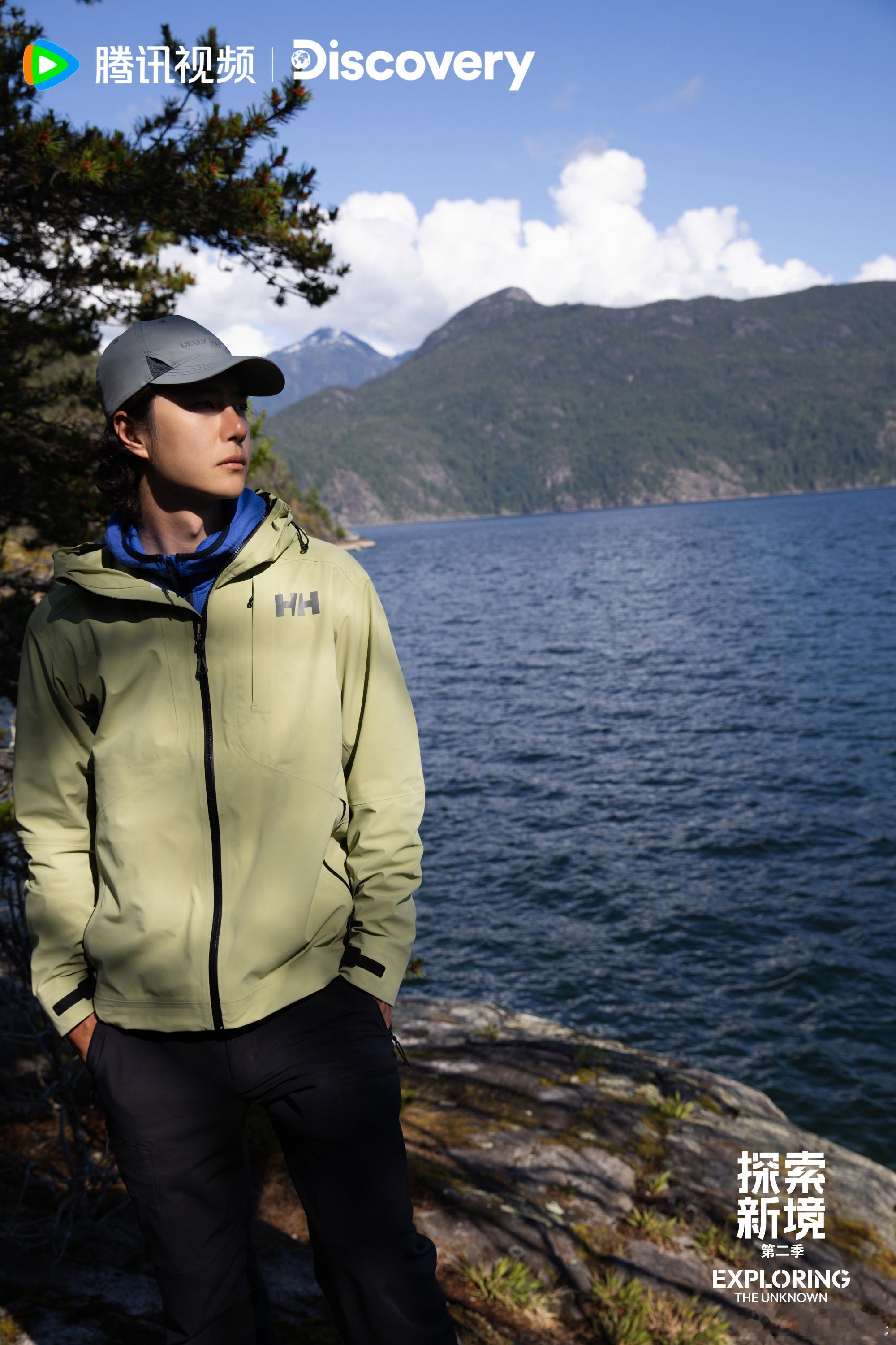 王一博在百年老树上留下爬树身影，live 图中他躺在树干上，用真实状态展现户外探