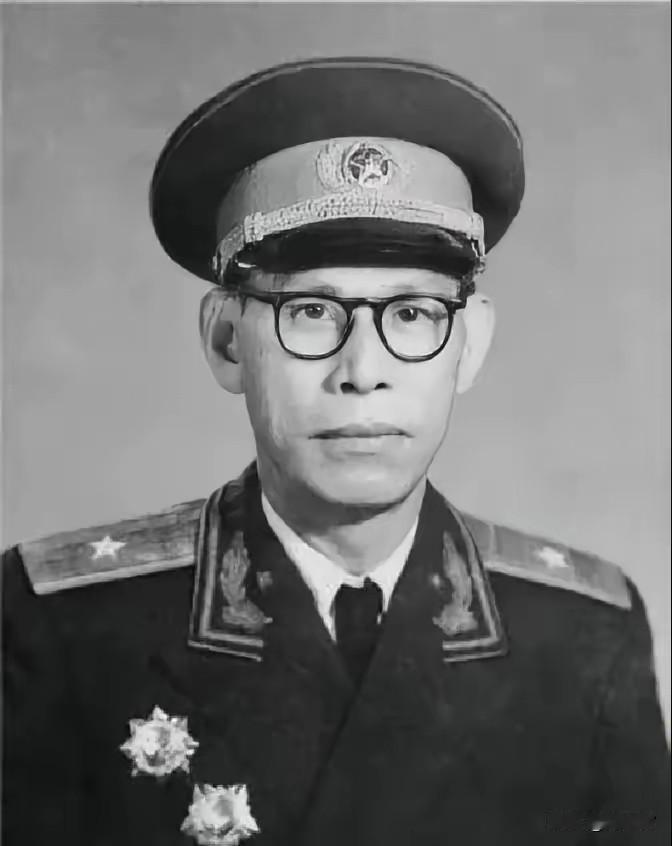 1955年，原琼崖纵队副司令员马白山进京，被授予少将，可他看到一位中将时，却不淡