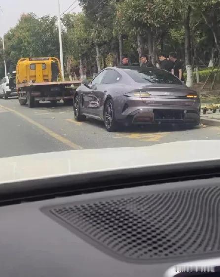 这个保时捷怎么受伤了，有一只脚崴了[捂脸]