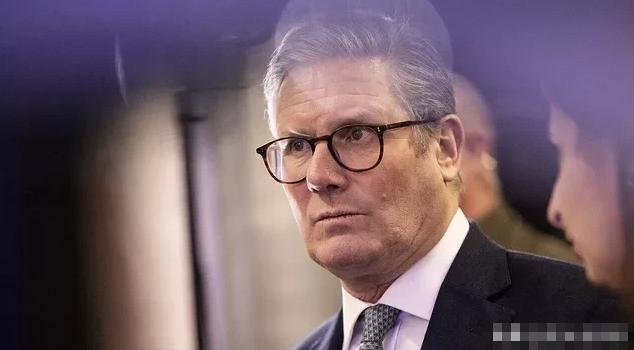 英国站起来了！英国首相斯塔默表示，格陵兰岛的未来应当是格陵兰自己和丹麦商量着来，