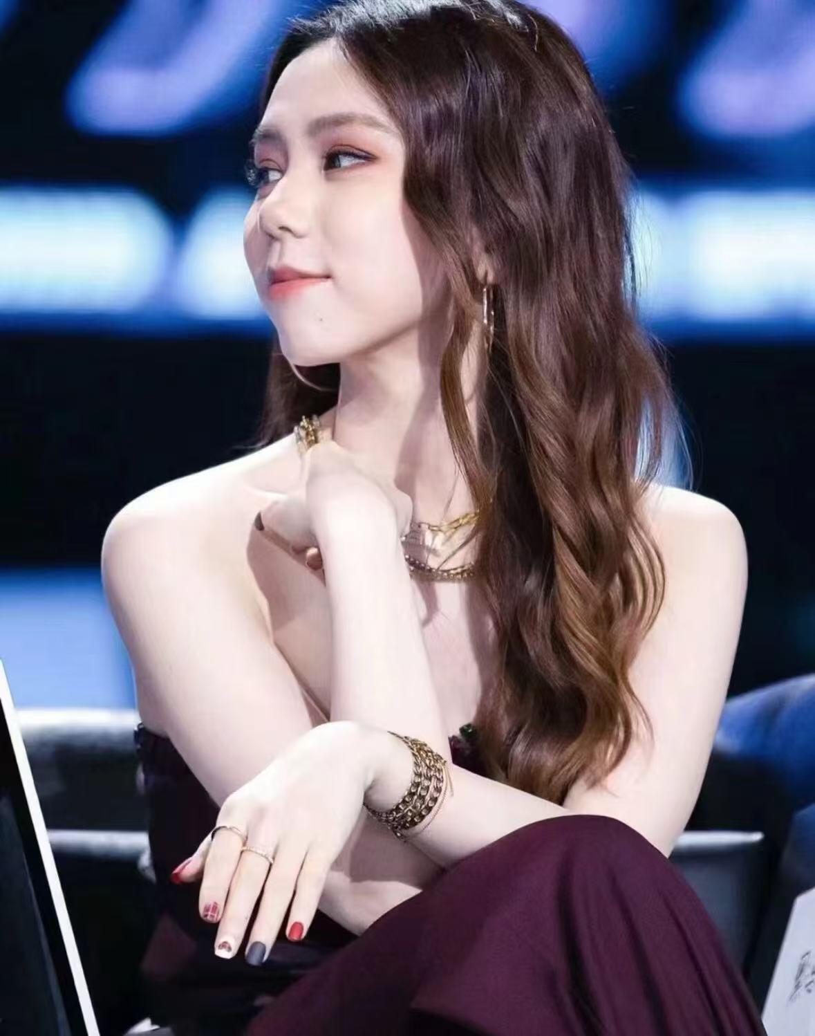 邓紫棋 现在算是歌手里的顶流，你们觉得她现在算几线明星？ 