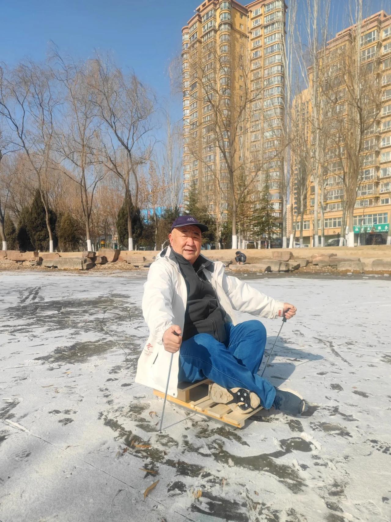 今年冬天你滑冰了吗？

从网上花50元钱买的滑冰车到货了，老两口忙不迭地想去试试