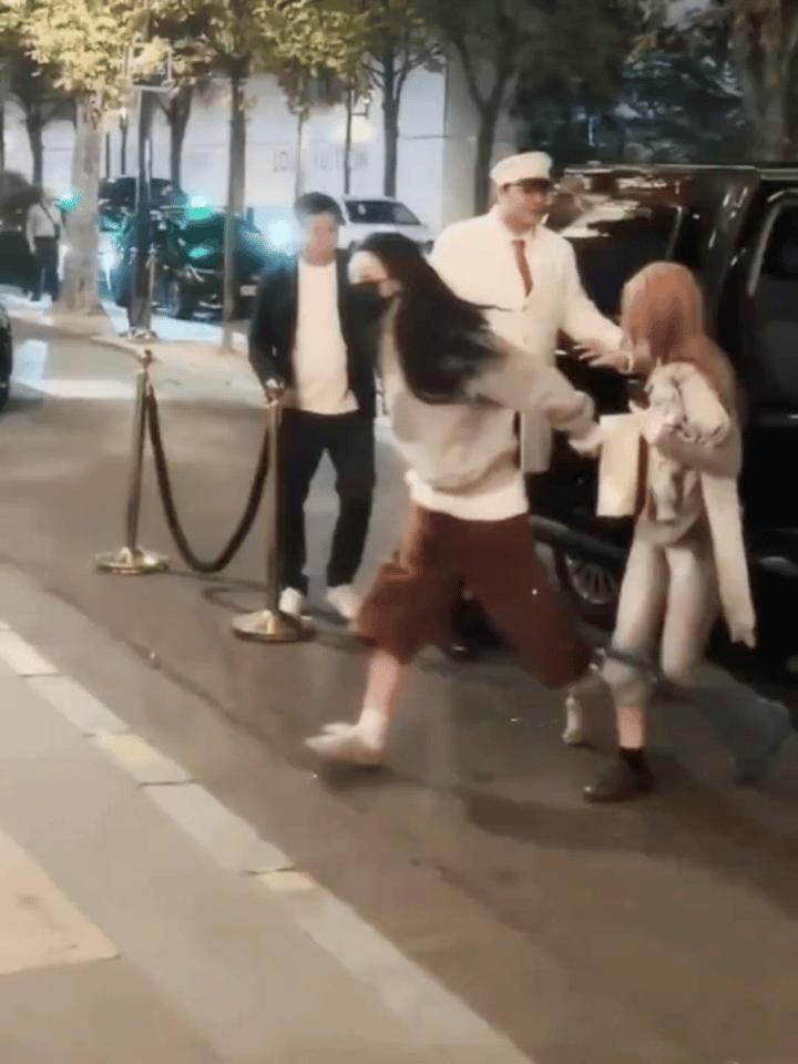 [呆无辜]哎哟喂呀，也不能说跑的摔的乱七八糟的
也不让我去扶一下

洋迪 ​​​