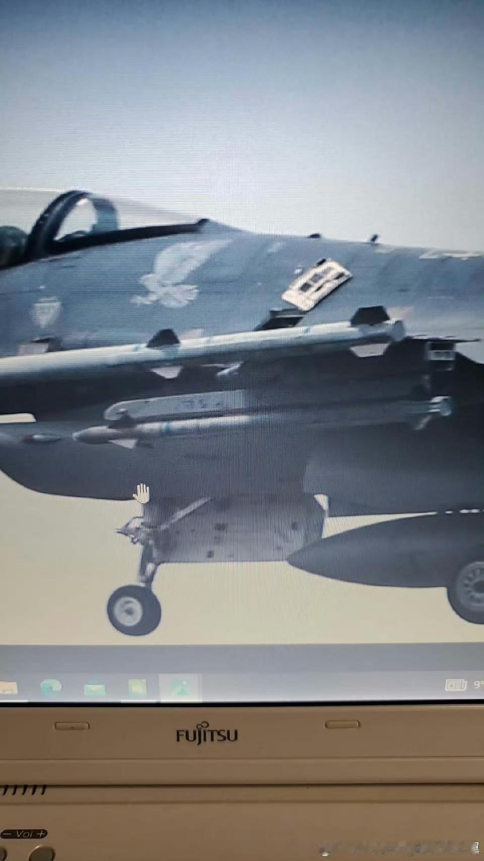 日本三泽基地美军F-16战机被发现机炮舱盖在飞行中脱落。 ​

日本三泽基地的一