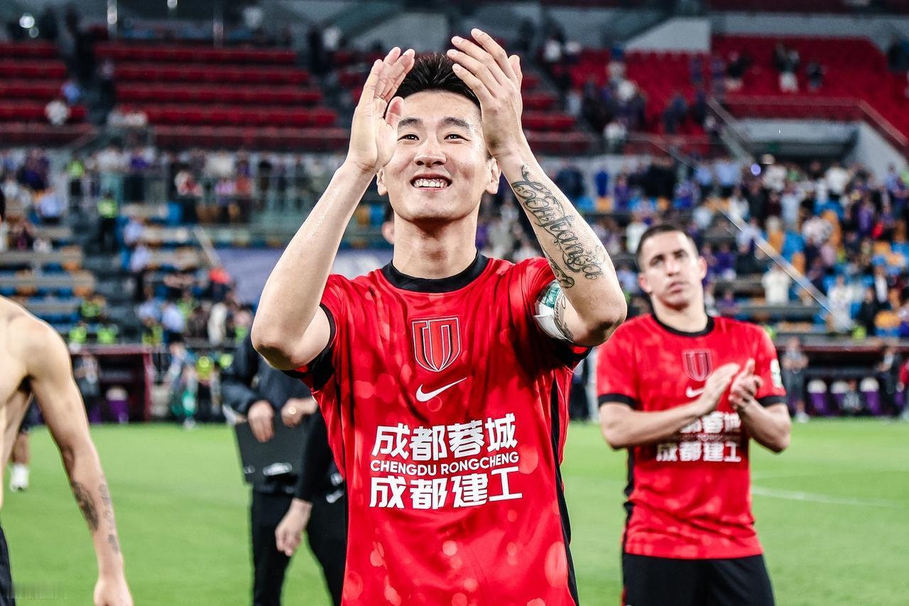 一场2比1让邵佳一高兴，不代表国足后腰答案已经定了，但确实给了王上源们新的竞争压