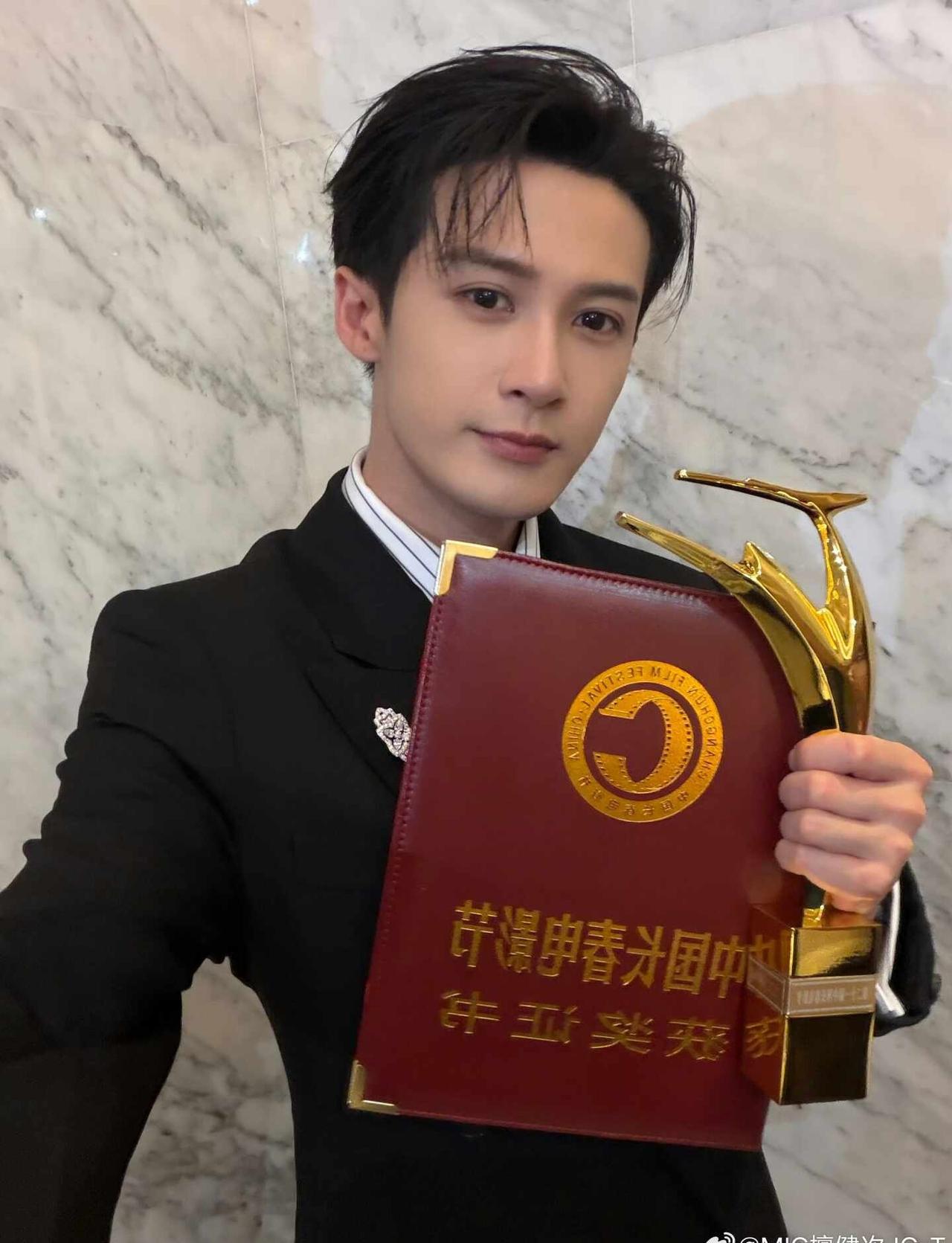 这是我家影帝
实至名归！实至名归！实至名归！
前途亮的耀眼～
你走的每一步都算数