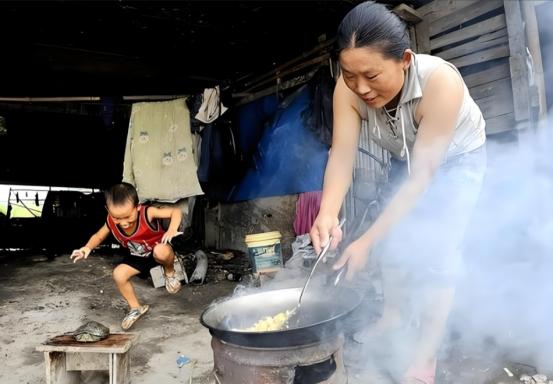 2000年，浙江嘉兴一对夫妻在桥洞居住10年，一共生下2儿2女，一家人整日与蛇鼠