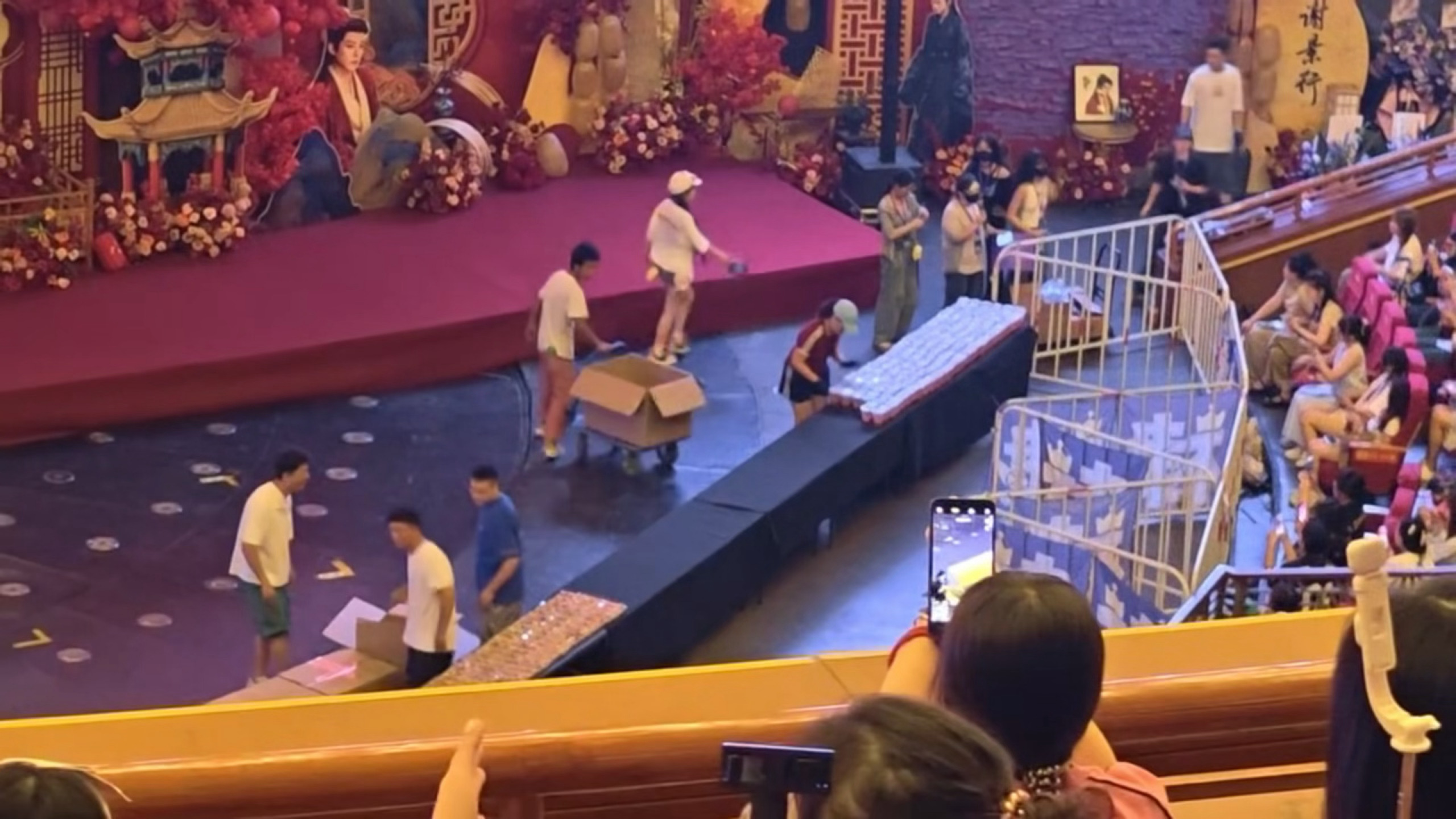 王鹤棣妈妈和侄女都来帮忙做逆应援饮品了，王鹤棣主打一个宠王鹤棣给粉丝饮品逆应援王