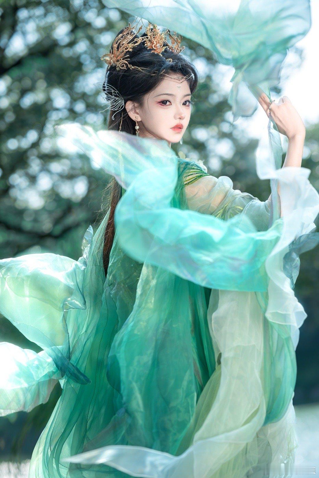 碧瑶[超话] ▫️🦋诸天都静穆庄严 她不发一言🦋▫️不屈九幽之下，端坐圣后之