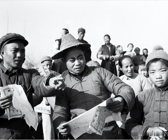 1949年深秋，地主钱满堂收到三子从省城寄来的短信。通篇只有短短三行：“父亲，火