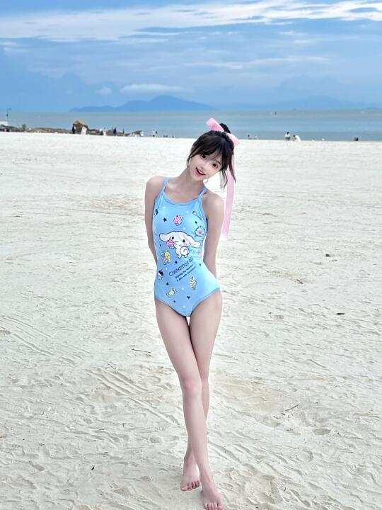 一穿上泳衣就变甜妹啦！！💕