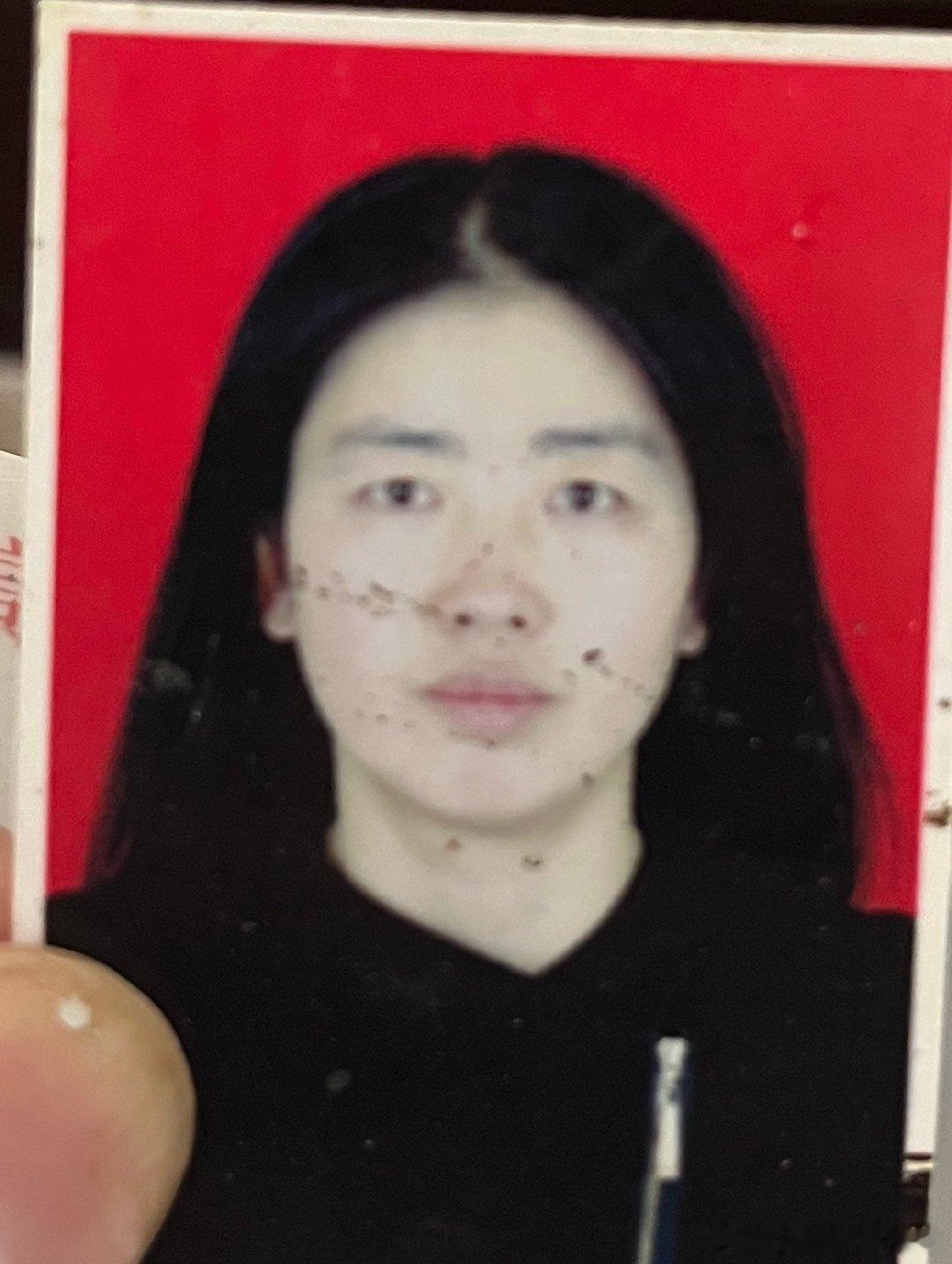 我的离婚证上的证件照，迄今为止所有证件照里最好看的一张。真是相由心生啊 