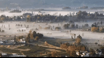 新《千里江山图》，2026年3月，四川雅安摄影爱好者用无人机捕捉到震撼画面：晨雾