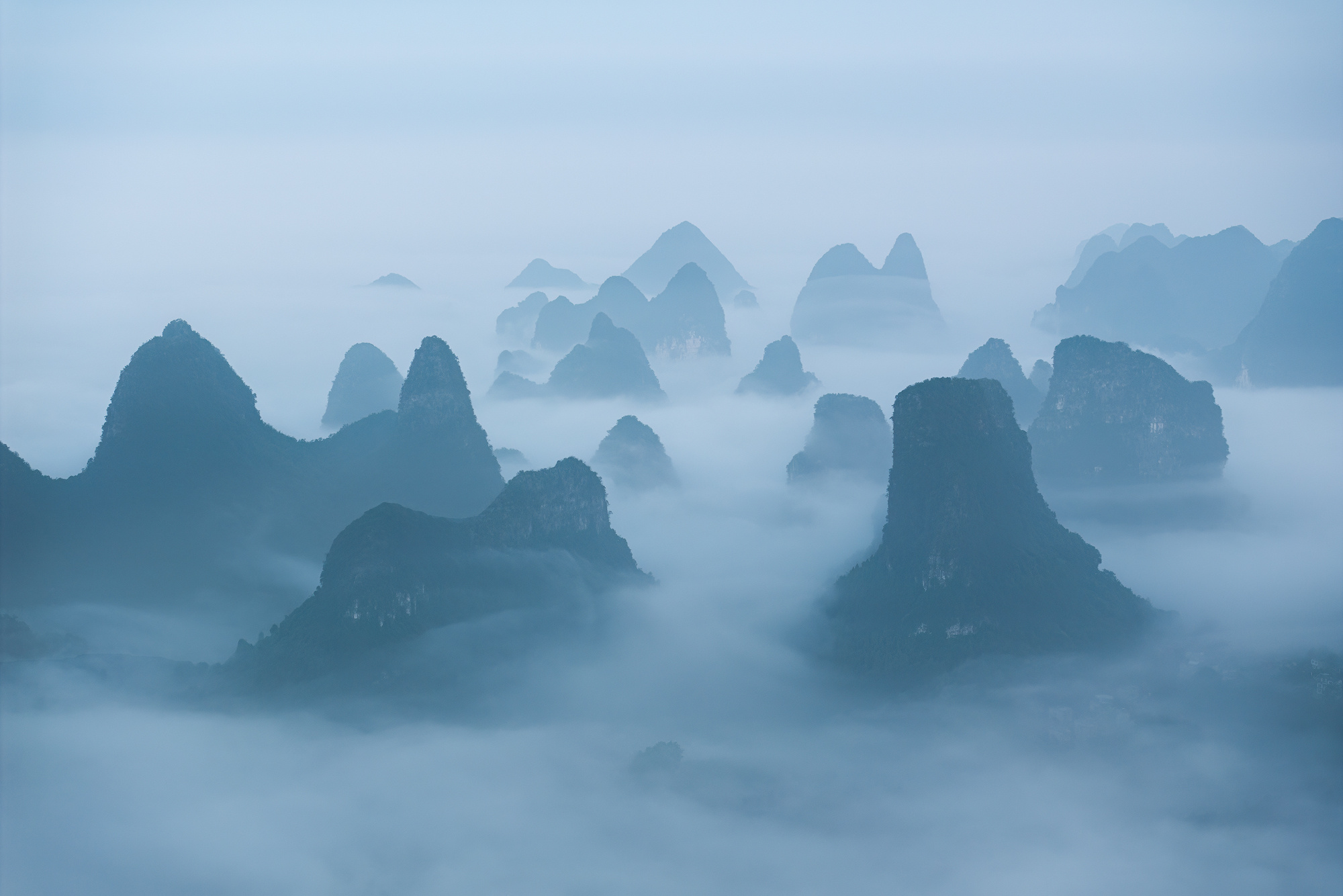 桂林相公山，我们去的时候正好遇到大雾，地面白茫茫的一片能见度只有十来米。不过我还