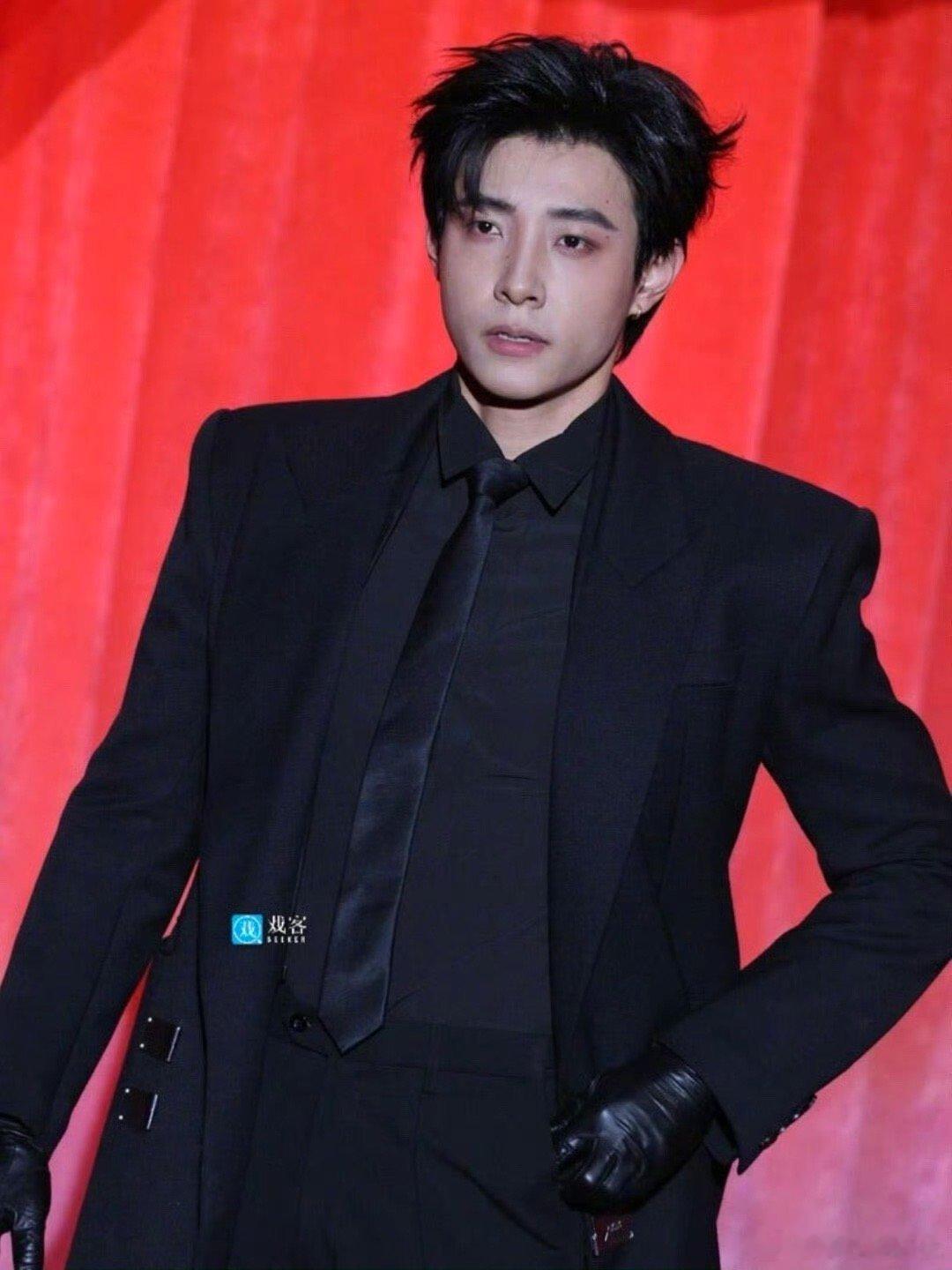 2025红果年度大赏当红派对2025红果短剧年度大赏当红派对男演员红毯生图：刘萧