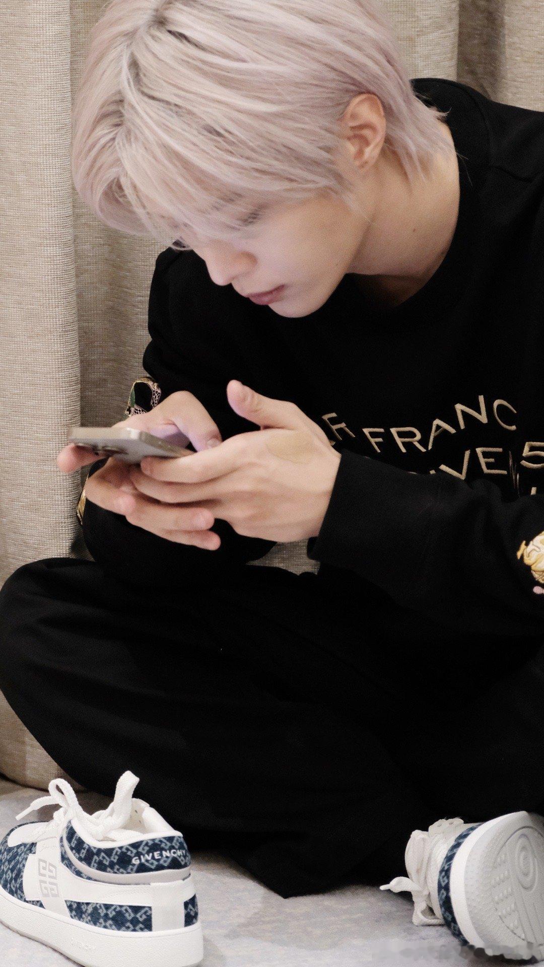 范丞丞银发自拍  范丞丞银发库存清空一下  范丞丞的银发自拍强势登场，清空银发库