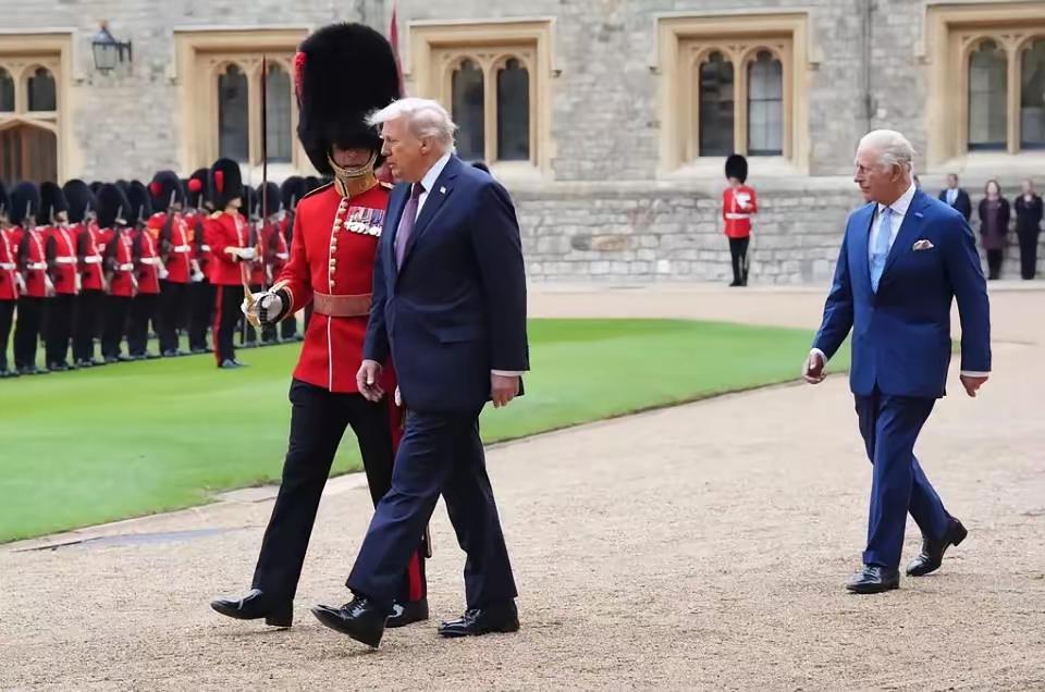 英国媒体忿忿不平，美国总统“君前失仪”啊，大统领在温莎城堡检阅仪仗队，不仅对英国