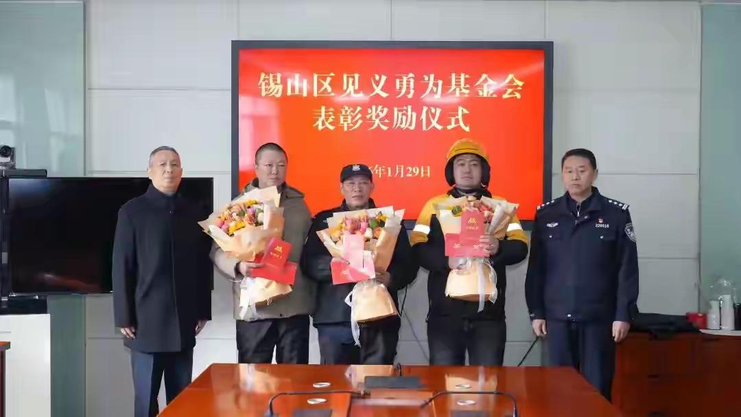 这才是我们身边的平民英雄！外卖小哥和保安大叔没有惊天动地的本事，却在生死关头选择