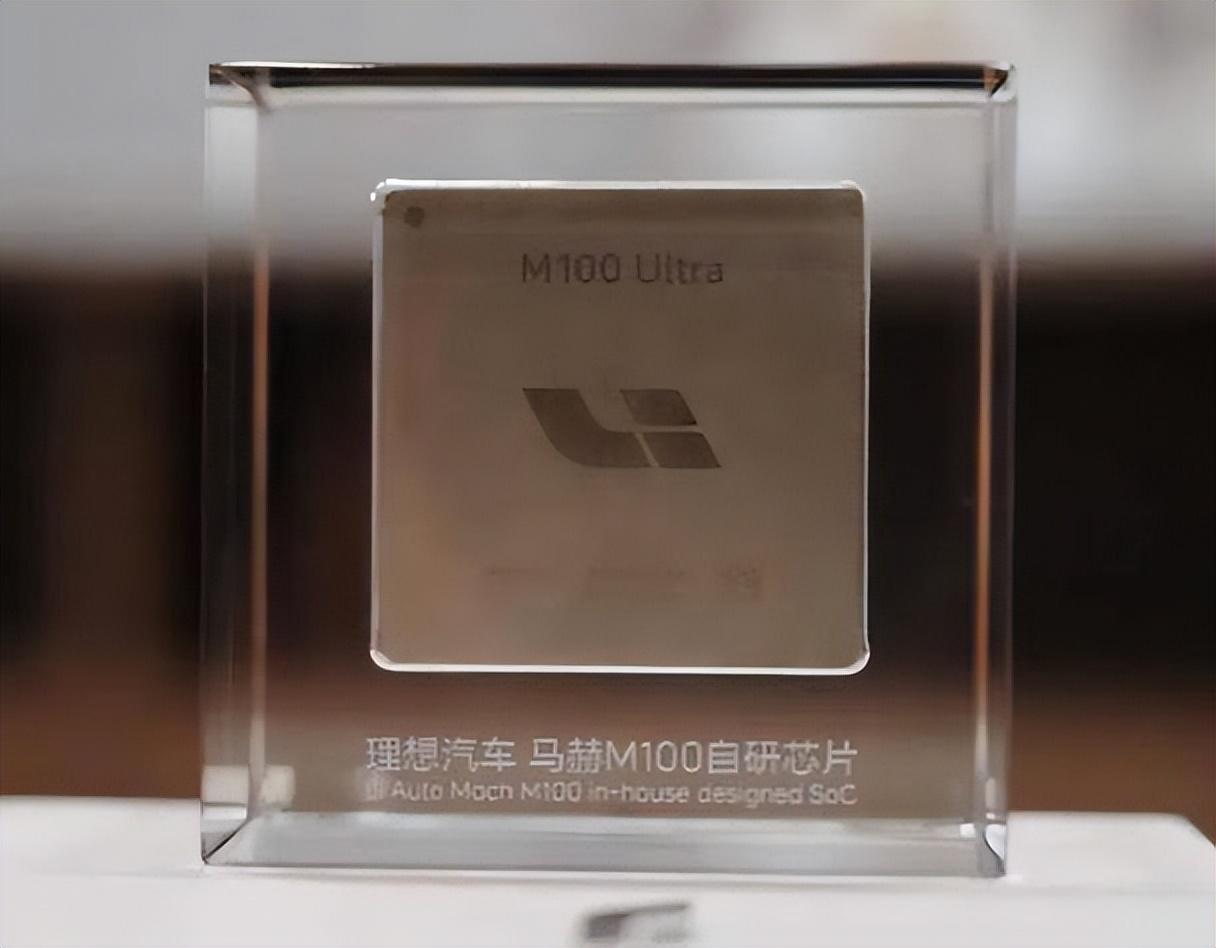 当理想汽车公布自研智驾芯片马赫M100的单颗算力达到1280 TOPS时，整个行