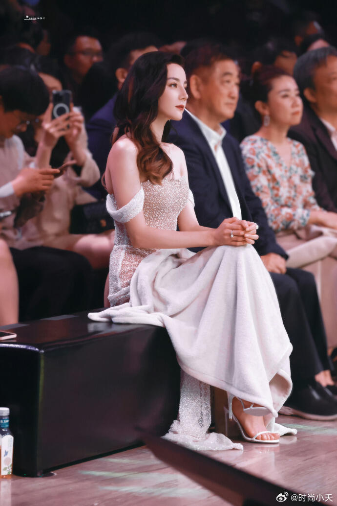 灯光下的白裙和卷发，这大概就是小说里的豪门千金本人吧💫 