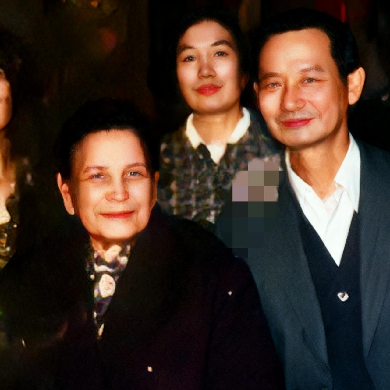 1982年，吴石之子吴韶成、女儿吴兰成不远万里赴美国探望母亲王碧奎，定格下一张温