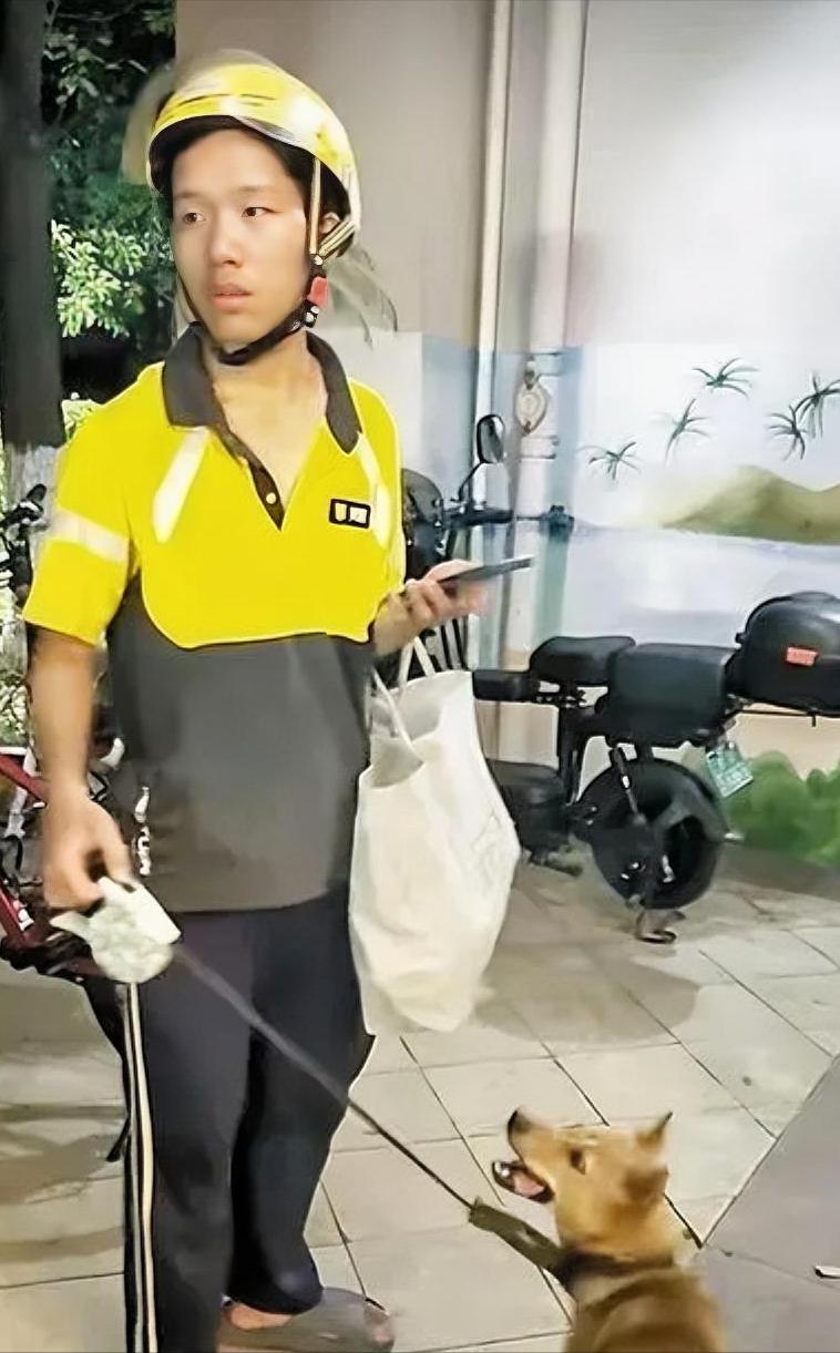 那个睡在浏阳河桥下的19岁外卖员，让整座长沙城破防了。
 
今年五月的长沙，晚上