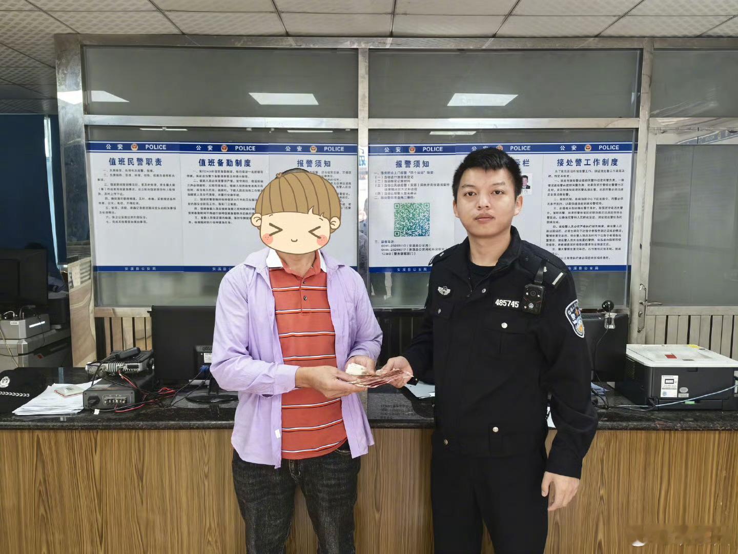 泉州民警追赃挽损群众送锦旗表谢意  11月12日下午，王先生将一面印有“雷霆出击