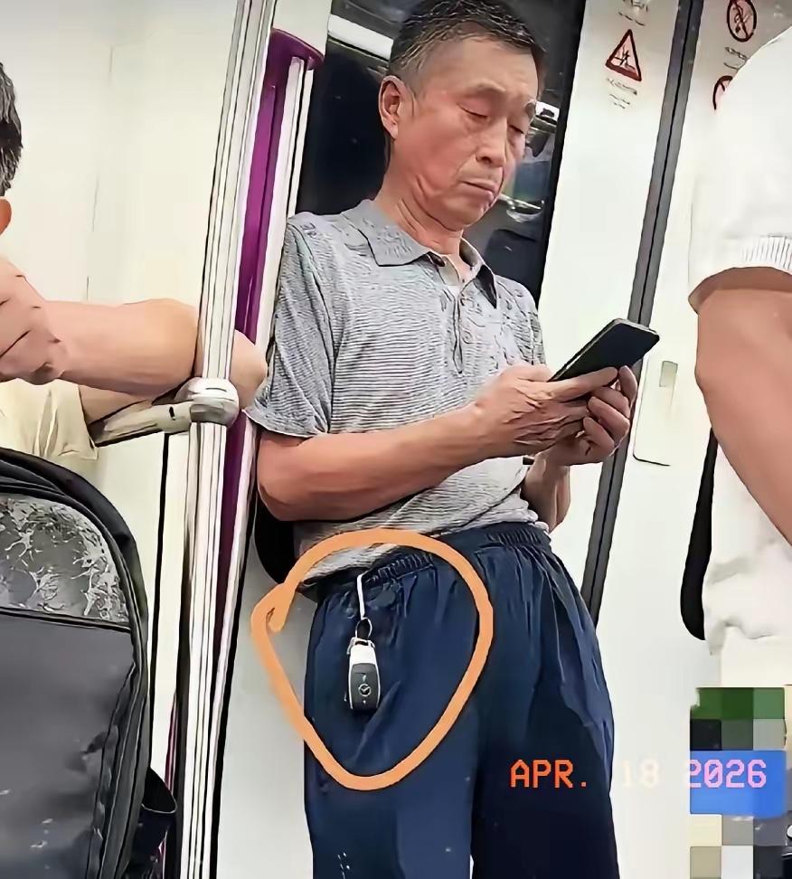 刚上地铁，我差点被旁边大爷的“反差感”惊掉手机！一身普通Polo衫加运动裤，看着