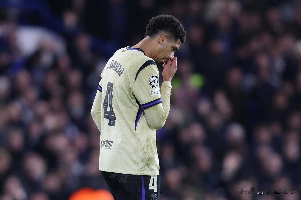 阿劳霍因欧冠红牌事件陷入心理危机已无限期休战，巴萨队长的身份与关键战失误的连锁反