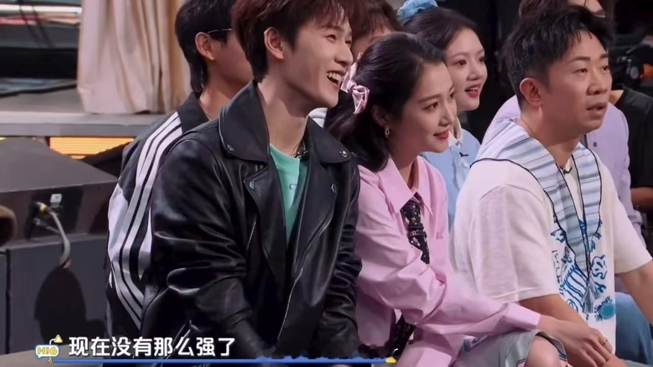 李昀锐偷偷看关晓彤关晓彤90多斤你好星期六 你好星期六本期互动氛围十分舒服，李昀