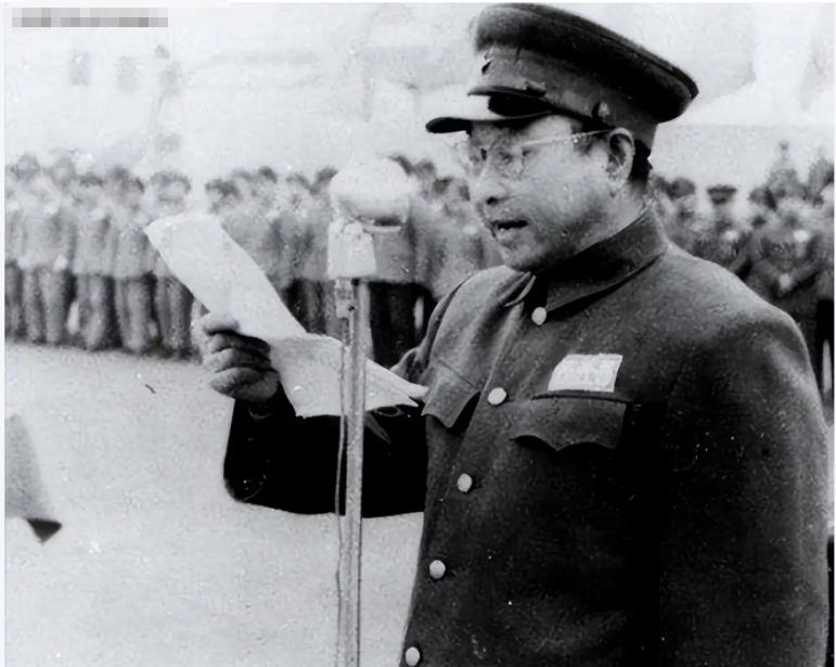 1949年，刘伯承听说原配还活着，并且日子过得很艰苦，就托人给她带信，想把她接到