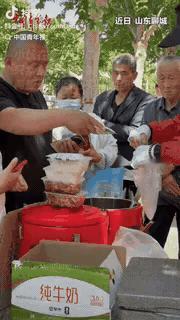 泪目了！山东聊城，一小伙医院门口卖盒饭，他不卖8块也不卖10块，满满一盒卖的比一