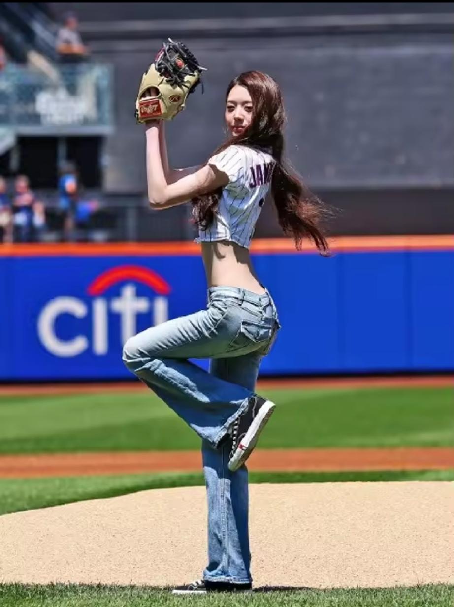 【张元英MLB开球造型封神｜纯欲美式辣妹天花板】
张元英MLB开球造型彻底杀疯，