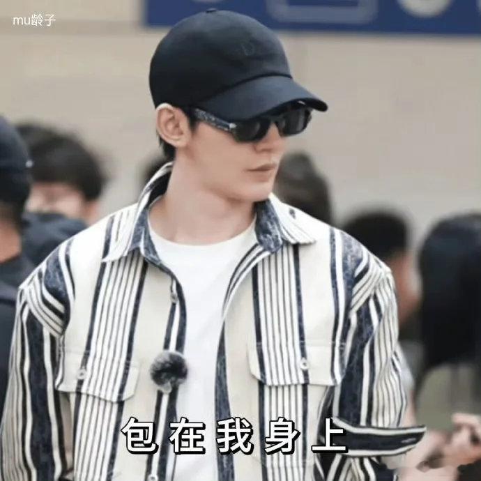 邓为行李箱衣服被夹住哈哈哈哈邓为一天天没有重复的笑料！行李箱衣服被夹住了哈哈哈！