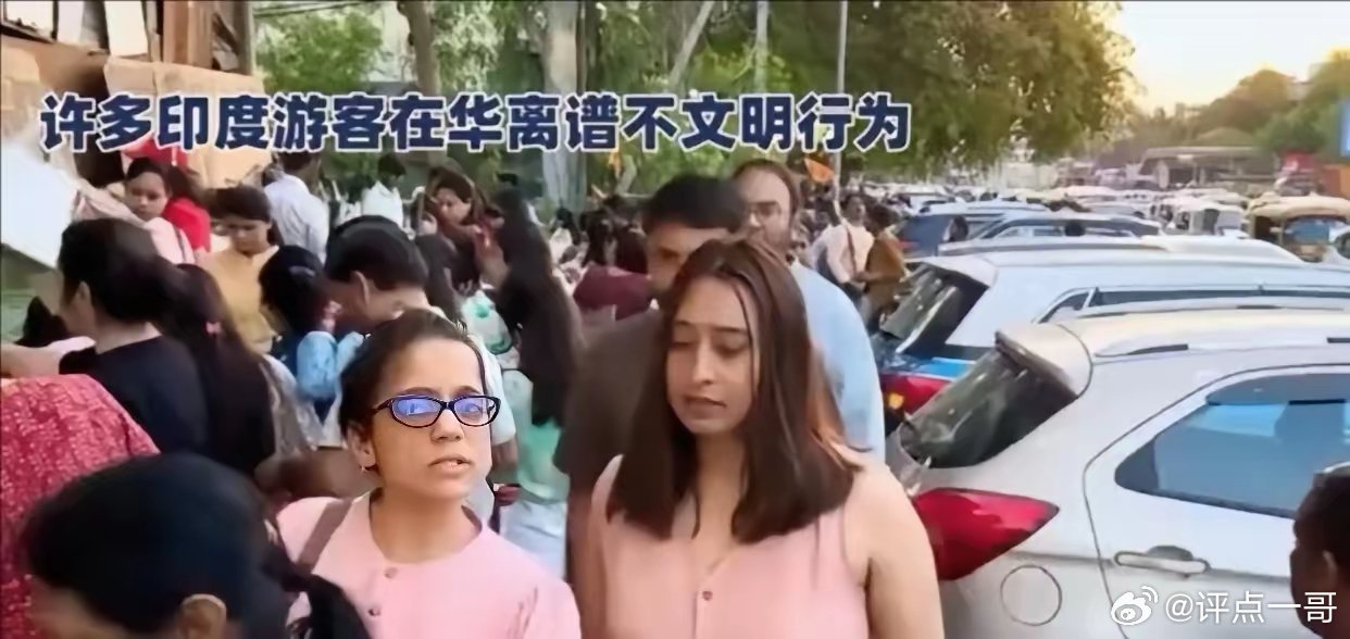 昆明街头，路人正常行走，突遇印度游客张口索要请客吃饭，店家也无奈；外籍游客不守规