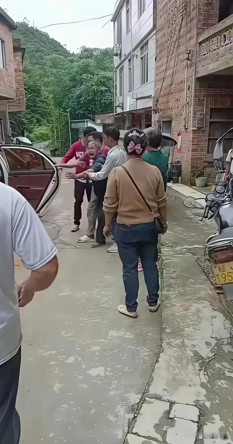 图片中一老人被三个儿子强行送进养老院的新闻看着很不舒服。但是从另一个方面来说，如