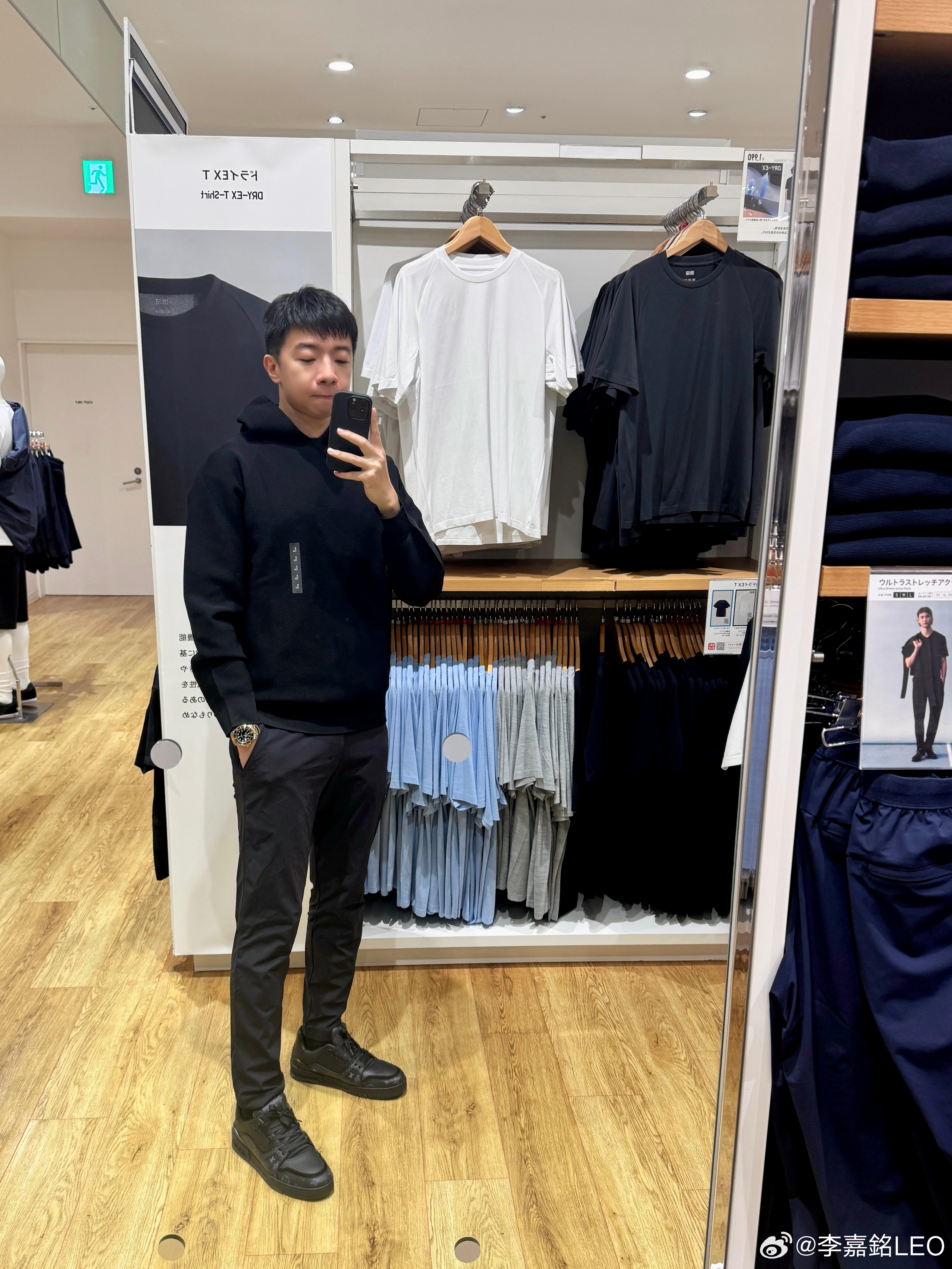 来日本出差，终于有时间来看老费联名优家，他靠颜值加分，我穿则随缘。好在这件还不算