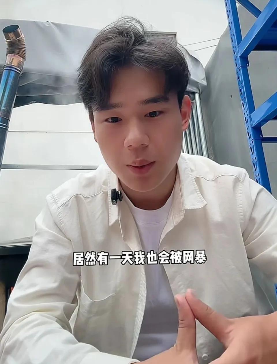 200多万粉丝的博主“卖卤肉饭的阿飞”最近摊上事了，不是被夸，是被骂。

一堆人