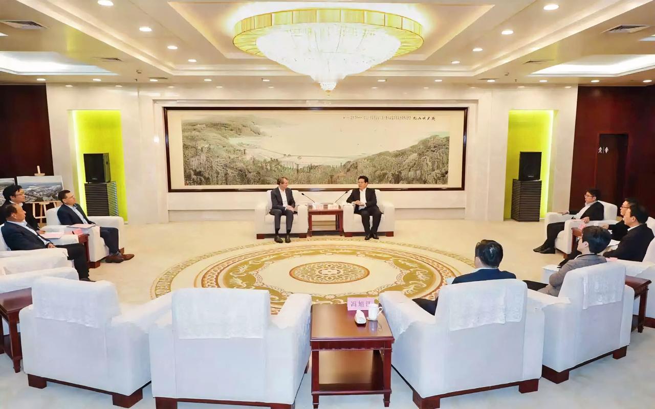 12月9日，市委书记王剑锋会见了美国安费诺集团首席执行官Adam Norwitt